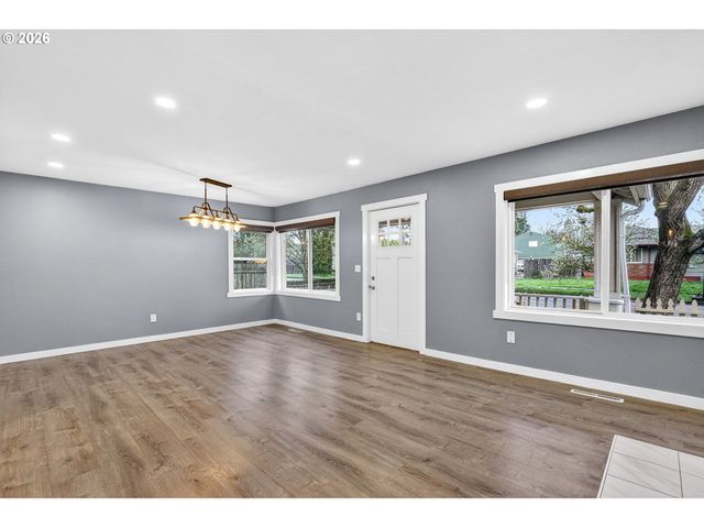 8944 N CLARENDON Ave, Portland, OR 97203