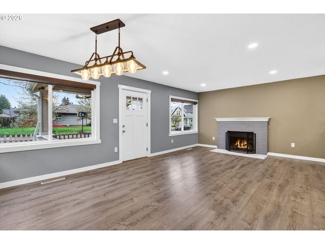 8944 N CLARENDON Ave, Portland, OR 97203