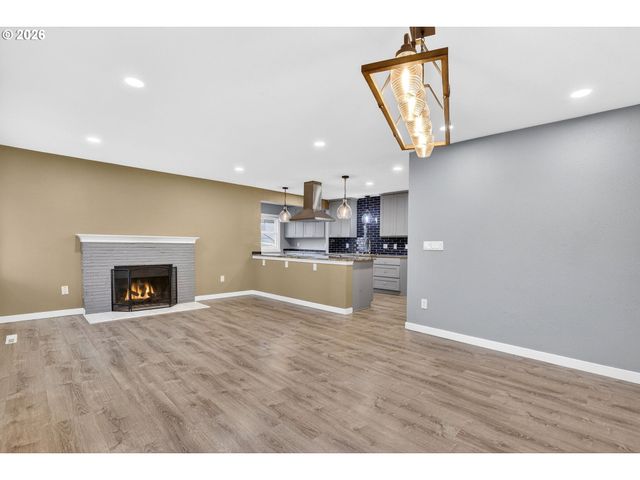 8944 N CLARENDON Ave, Portland, OR 97203