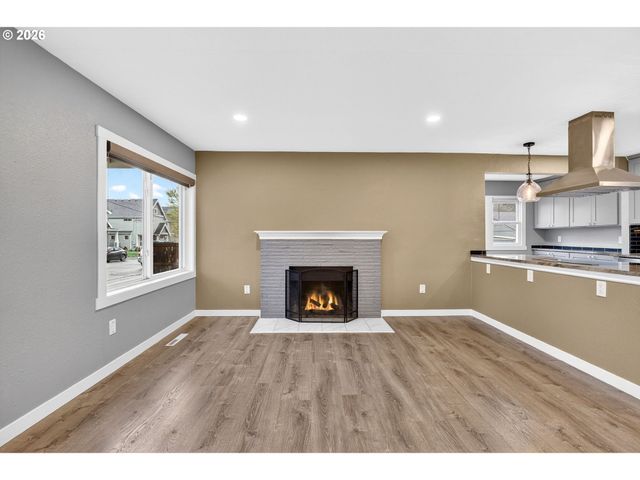 8944 N CLARENDON Ave, Portland, OR 97203