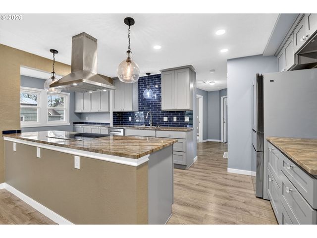 8944 N CLARENDON Ave, Portland, OR 97203