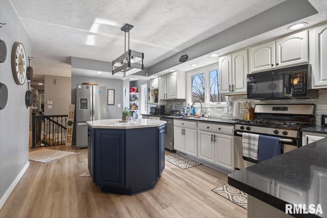 7460 Rolling Oaks Drive, Riverton, IL 62561