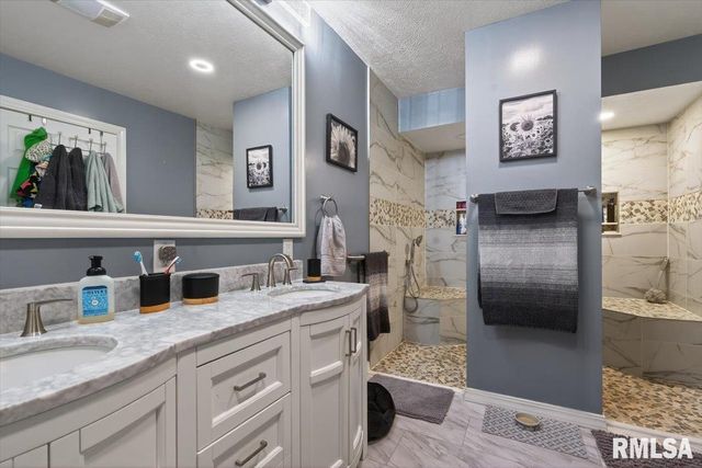 7460 Rolling Oaks Drive, Riverton, IL 62561