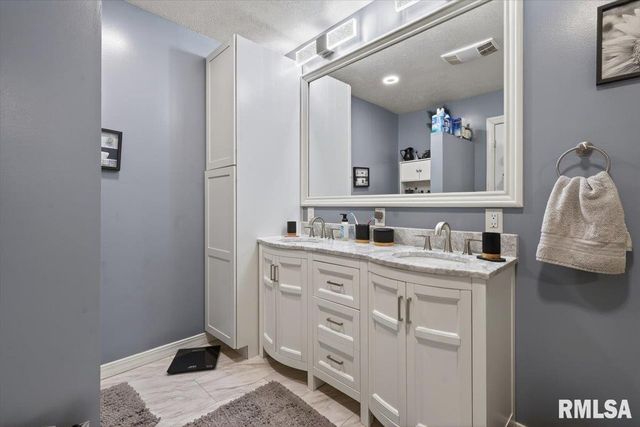 7460 Rolling Oaks Drive, Riverton, IL 62561