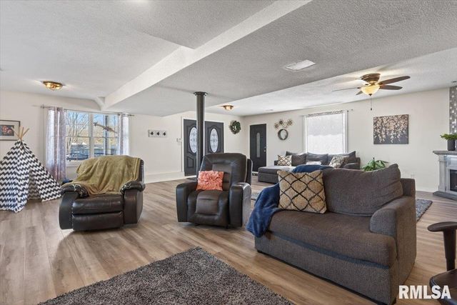 7460 Rolling Oaks Drive, Riverton, IL 62561