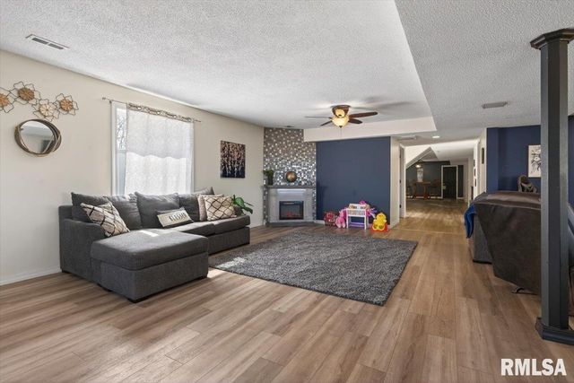 7460 Rolling Oaks Drive, Riverton, IL 62561