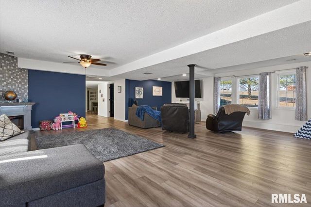 7460 Rolling Oaks Drive, Riverton, IL 62561