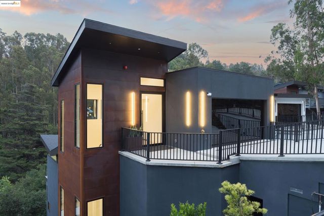 7270 Woodrow Dr, Oakland, CA 94611