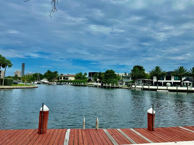 580 Egret Drive 305, Hallandale Beach, FL 33009