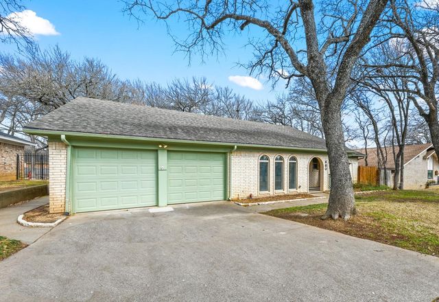 660 Springhill Drive, Hurst, TX 76054