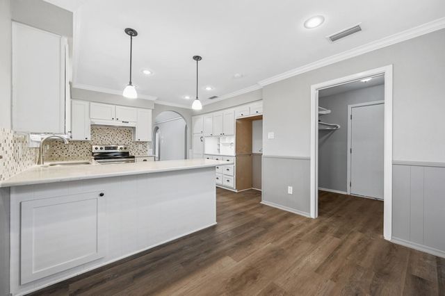 660 Springhill Drive, Hurst, TX 76054