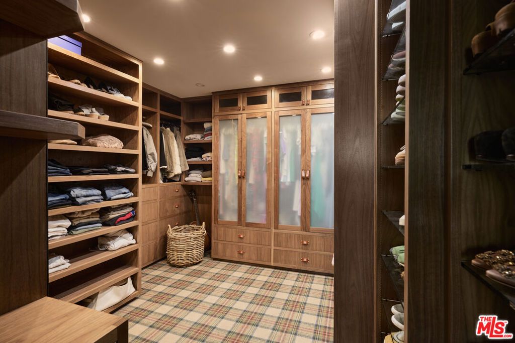 Image 10 of property listing at 2835 Westbrook Avenue, Los Angeles, CA 90046