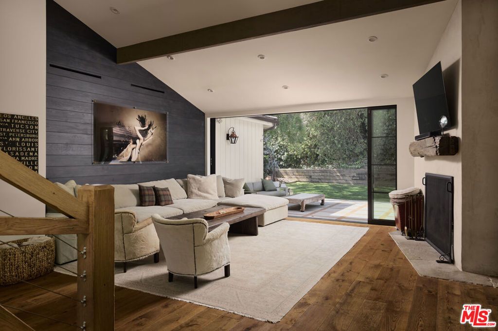 Image 11 of property listing at 2835 Westbrook Avenue, Los Angeles, CA 90046