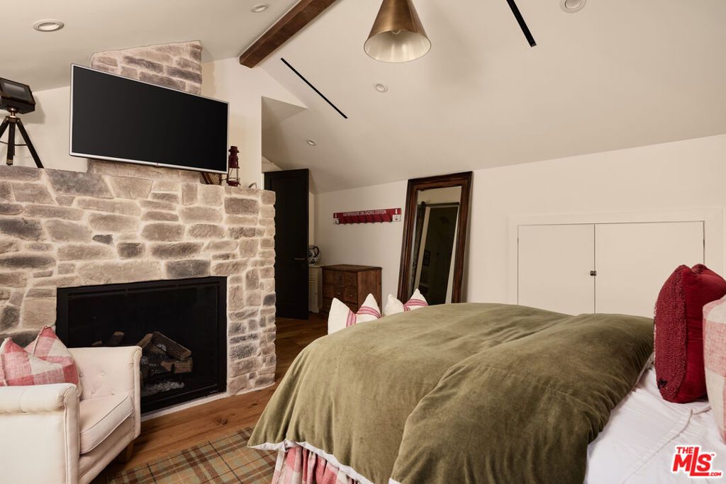 Image 22 of property listing at 2835 Westbrook Avenue, Los Angeles, CA 90046