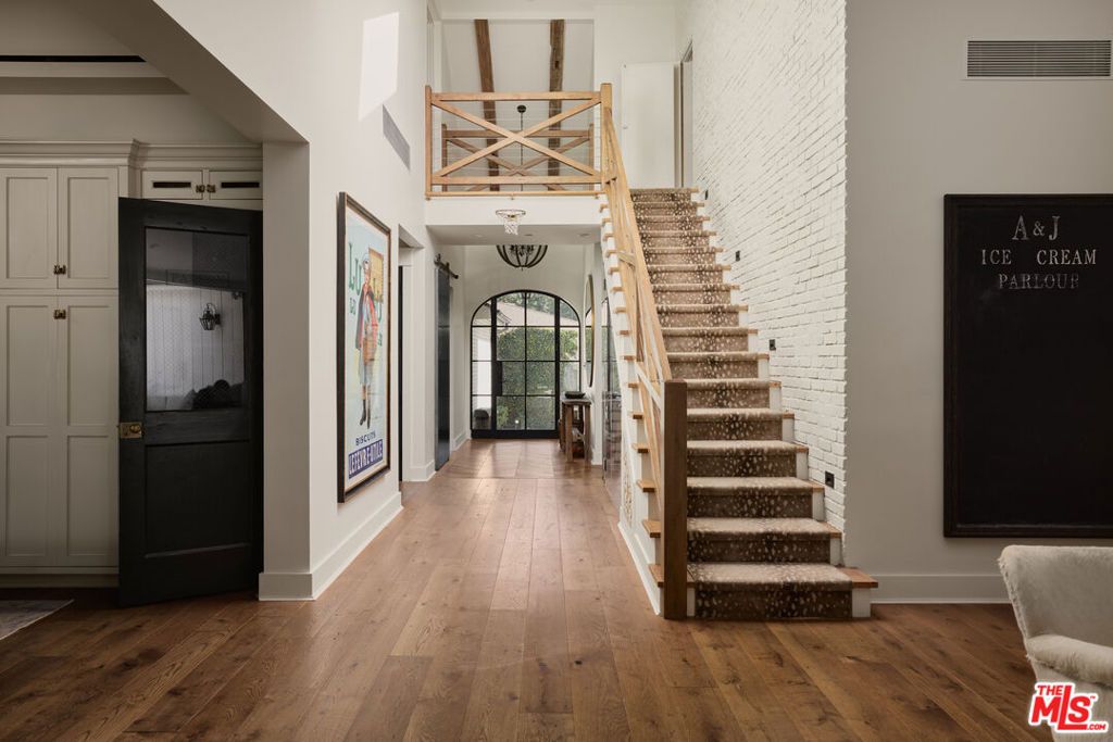 Image 3 of property listing at 2835 Westbrook Avenue, Los Angeles, CA 90046