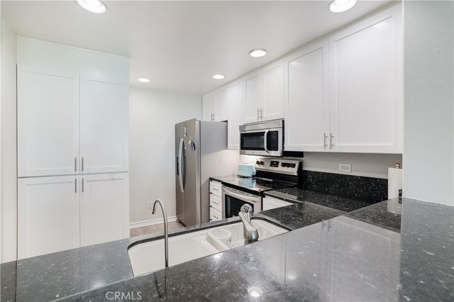 2243 Martin 217, Irvine, CA 92612