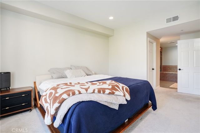 2243 Martin 217, Irvine, CA 92612