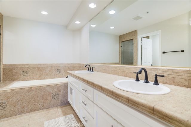 2243 Martin 217, Irvine, CA 92612