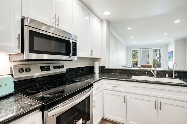 2243 Martin 217, Irvine, CA 92612