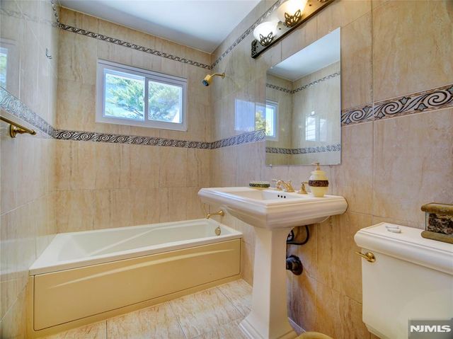 19 Jonquil Circle, Woodbridge, NJ 08863