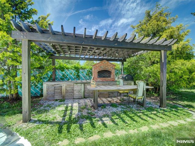 19 Jonquil Circle, Woodbridge, NJ 08863