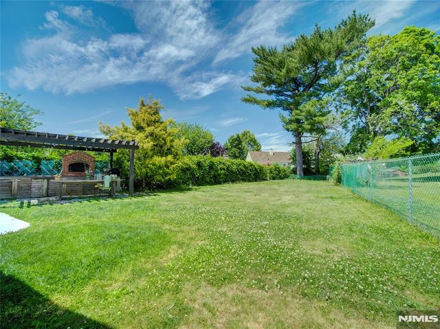 19 Jonquil Circle, Woodbridge, NJ 08863