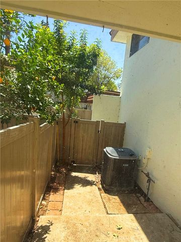 22214 James Alan Circle 1, Chatsworth, CA 91311