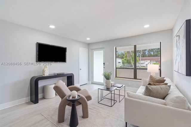 6405 Dawson St, Hollywood, FL 33023