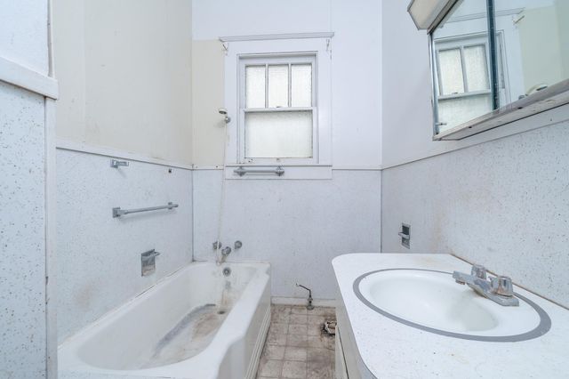 1621 S College ST, Georgetown, TX 78626