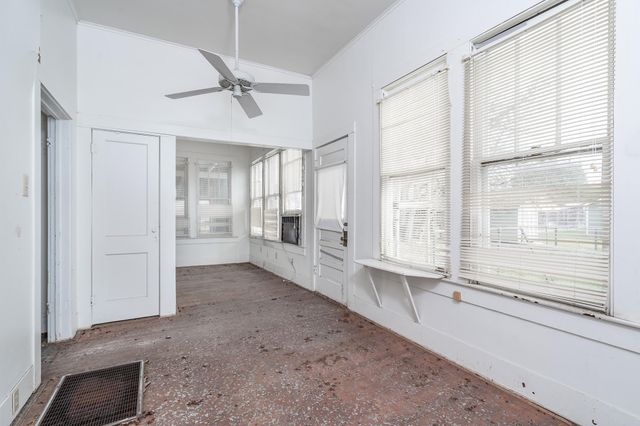 1621 S College ST, Georgetown, TX 78626