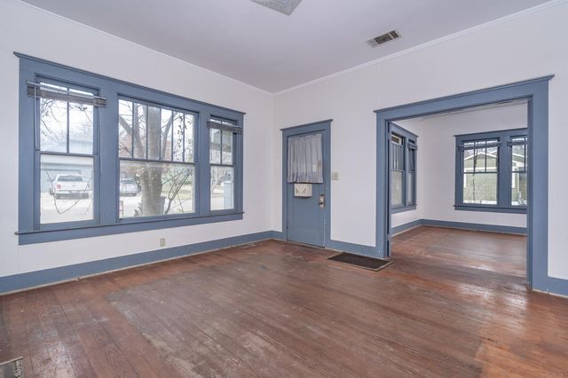 1621 S College ST, Georgetown, TX 78626