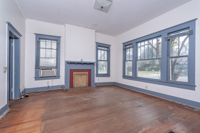 1621 S College ST, Georgetown, TX 78626