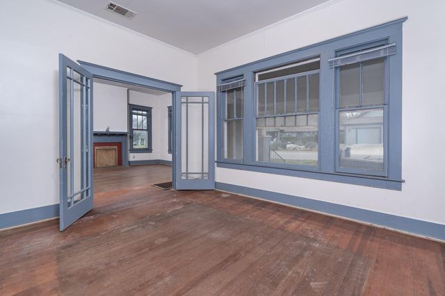 1621 S College ST, Georgetown, TX 78626