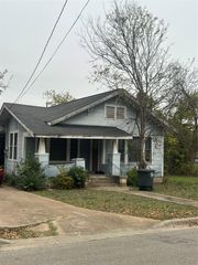 1621 S College ST, Georgetown, TX 78626