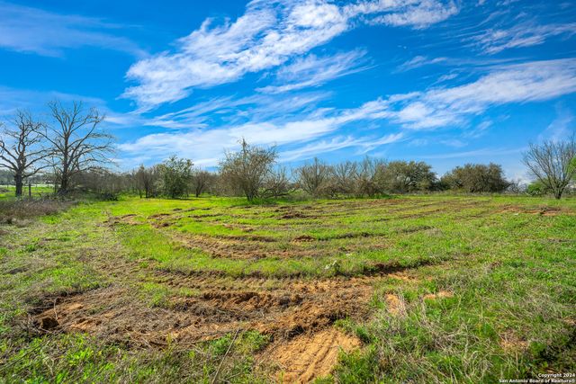 116 Tecolote Ln, Floresville, TX 78114