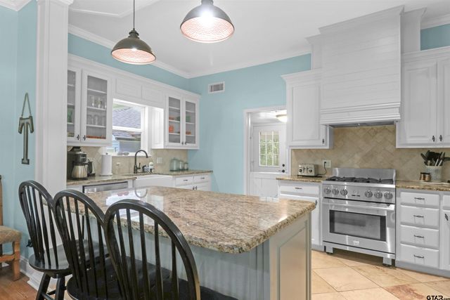 2217 Bass Hollow Circle, Jacksonville, TX 75766