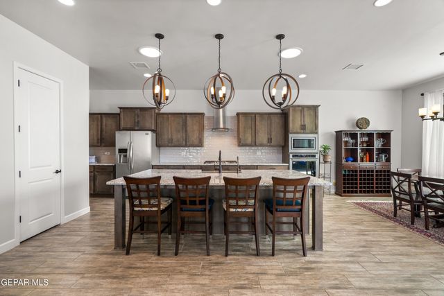5880 VALLE DE PAZ Avenue, El Paso, TX 79932