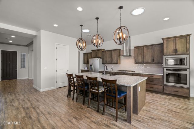 5880 VALLE DE PAZ Avenue, El Paso, TX 79932