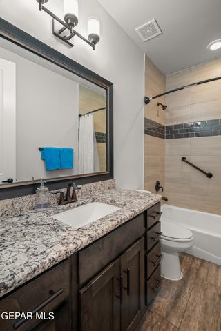 5880 VALLE DE PAZ Avenue, El Paso, TX 79932