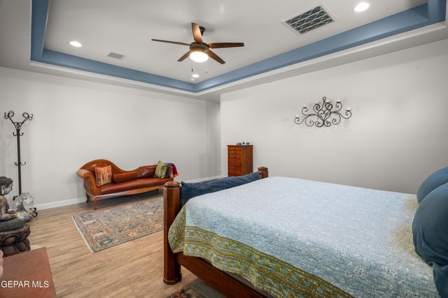 5880 VALLE DE PAZ Avenue, El Paso, TX 79932