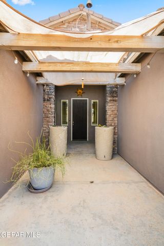 5880 VALLE DE PAZ Avenue, El Paso, TX 79932