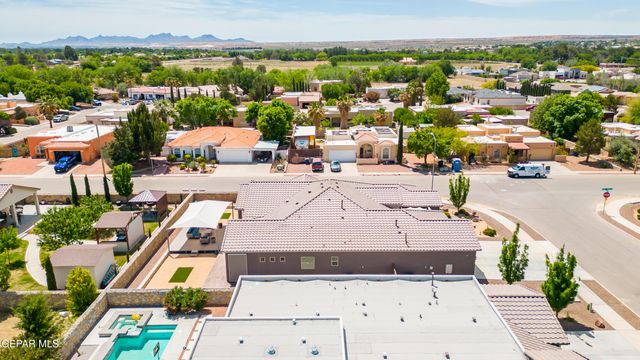 5880 VALLE DE PAZ Avenue, El Paso, TX 79932