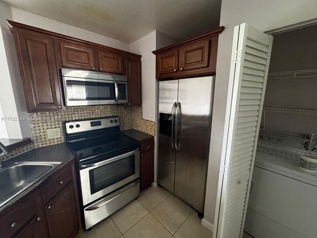 3437 NW 44th Street 208, Oakland Park, FL 33309