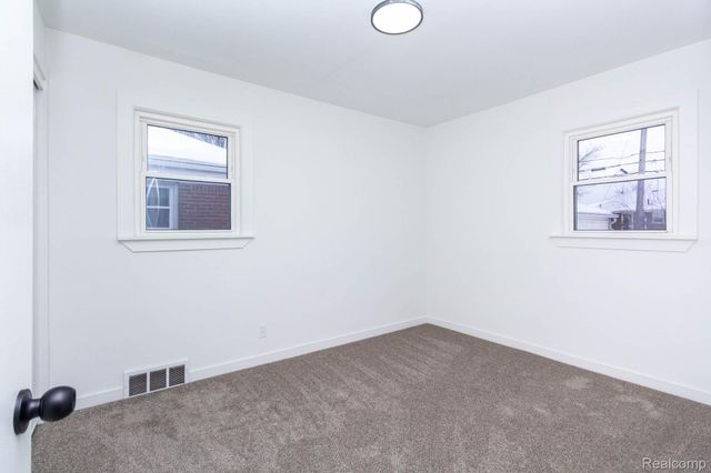 18099 Oak Avenue, Eastpointe, MI 48021