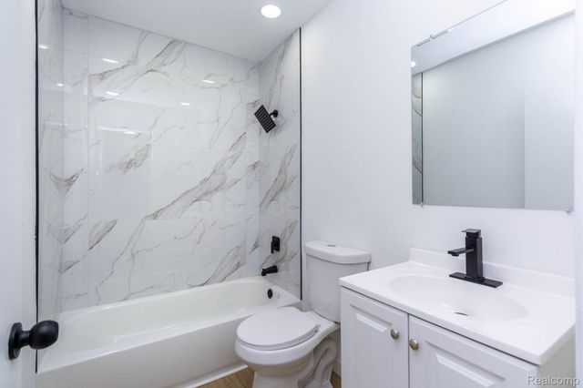 18099 Oak Avenue, Eastpointe, MI 48021