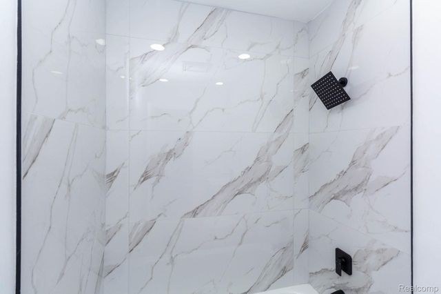 18099 Oak Avenue, Eastpointe, MI 48021