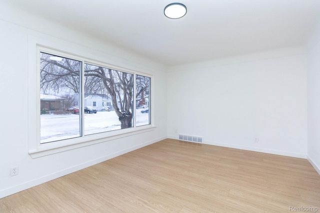 18099 Oak Avenue, Eastpointe, MI 48021