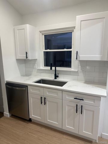 18099 Oak Avenue, Eastpointe, MI 48021