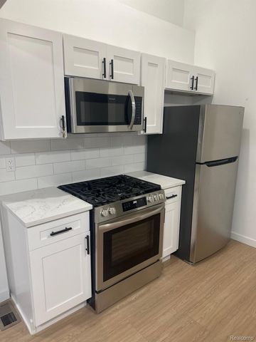 18099 Oak Avenue, Eastpointe, MI 48021