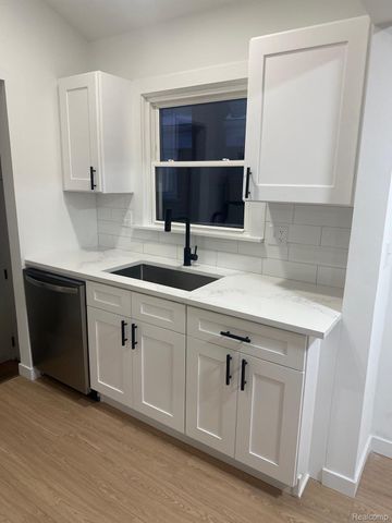 18099 Oak Avenue, Eastpointe, MI 48021